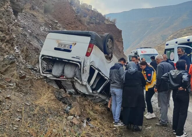 Hakkari’de Minibüs Takla Attı, 4 Yaralı